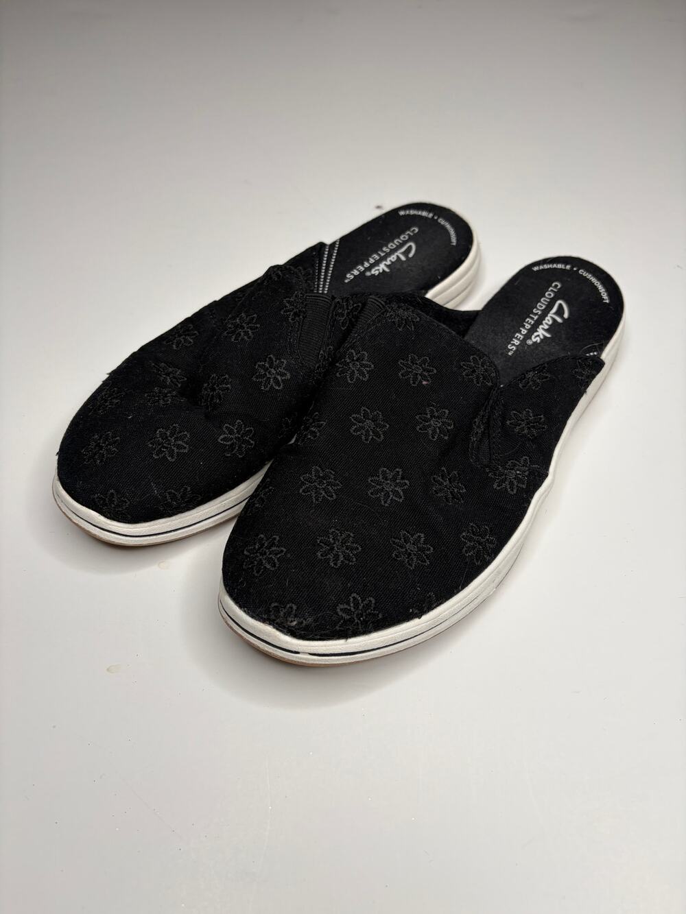 Clarks Cloudsteppers Daisy Embroidered Black Clogs Women's 7